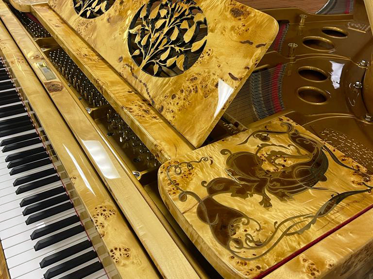Коричневый рояль Steinway & Sons с инкрустациями