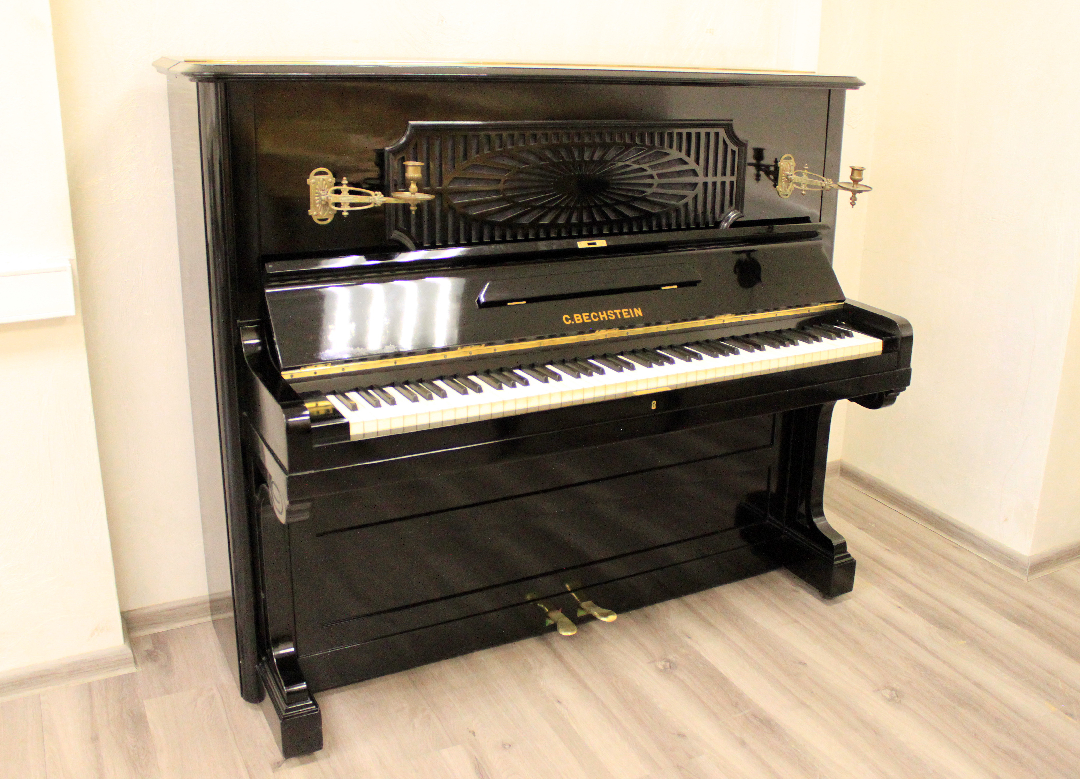 C. Bechstein черное немецкое пианино
